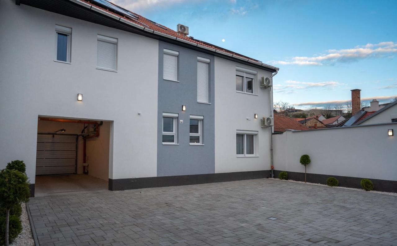 Var Apartman Eger Bagian luar foto